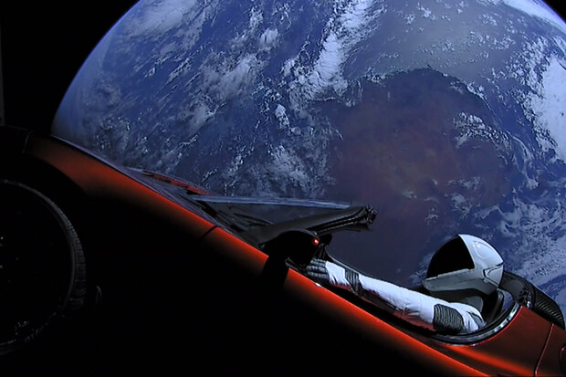Starman v Tesle Roadster má za sebou druhý průlet kolem Marsu 