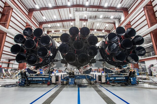 Elon Musk ukázal světu první fotografie obří rakety Falcon Heavy