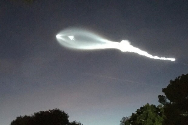 Raketa SpaceX vytvořila na obloze nečekanou podívanou. Lidé ji měli za UFO