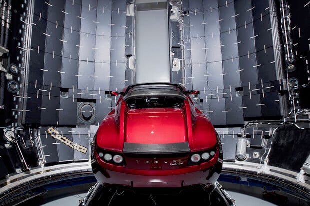 Tesla Roadster opravdu zavítá do vesmíru. Elon Musk ukázal fotky