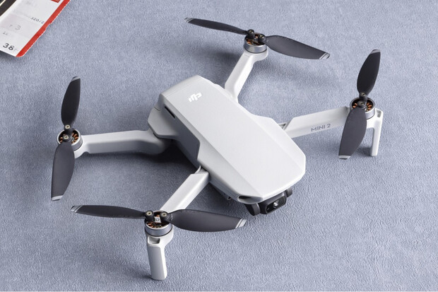 Nový DJI Mini 2 se 4K kamerou ve vzduchu vydrží přes půl hodiny na nabití