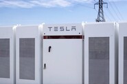 Ironie osudu: obří baterie od Tesly zachránila uhelnou elektrárnu
