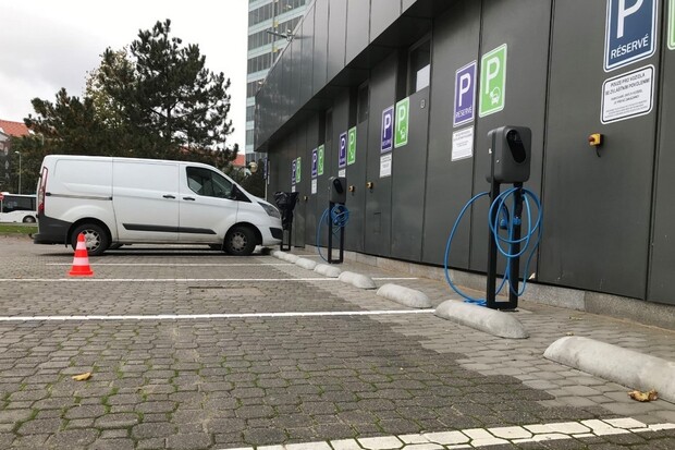 ČEZ ESCO staví na klíč elektromobilitu pro Českou spořitelnu