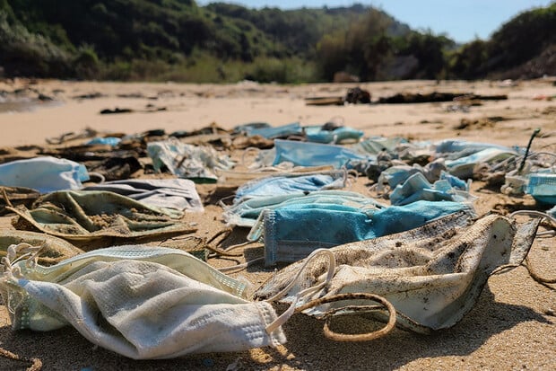 Za rok 2020 skončilo v oceánech více než 1,5 miliardy roušek