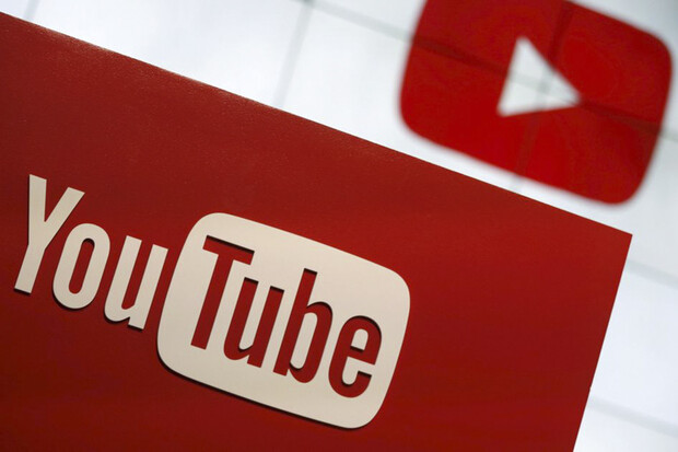 YouTube odstraní videa s dezinformacemi o vakcíně proti COVID-19