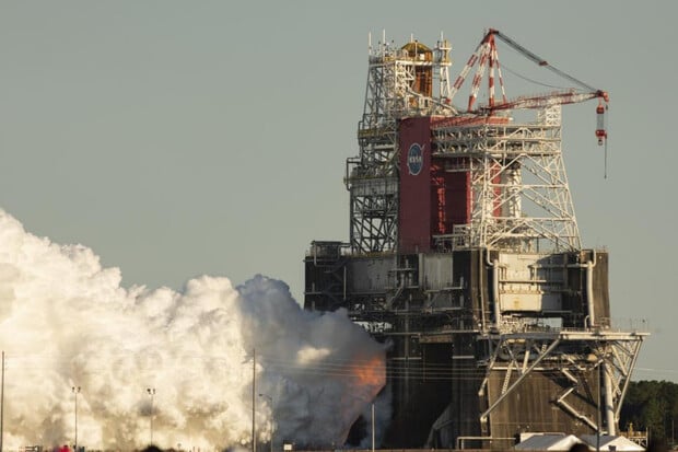 Testovací zážeh rakety SLS byl kritický a skončil předčasně