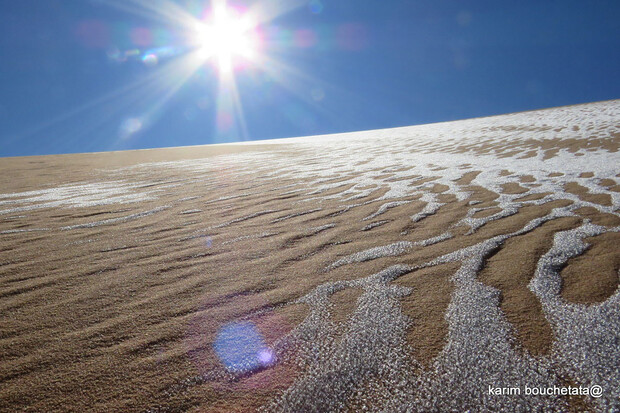 Saharskou poušť pokryla sněhová přikrývka