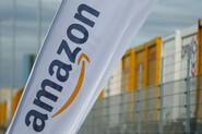 Tak tohle se nepovedlo. Dron Amazonu doručil zásilku přímo do bazénu