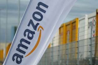 Tak tohle se nepovedlo. Dron Amazonu doručil zásilku přímo do bazénu