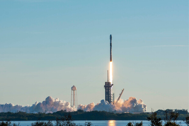 Raketa Falcon 9 vypustila 60 satelitů Starlink na oběžnou dráhu
