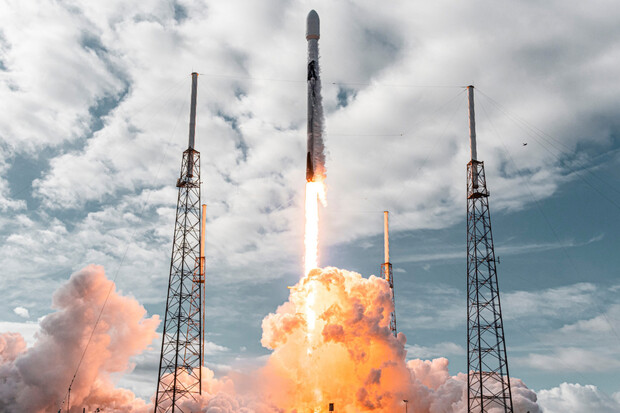 Dnes vyletí na oběžnou dráhu rakety od Rocket lab a SpaceX. Můžete se dívat online