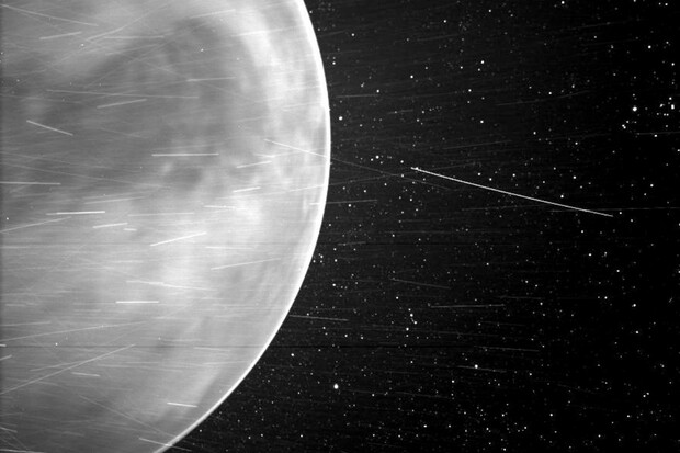 Sluneční sonda Parker Solar Probe zachytila dechberoucí snímek Venuše
