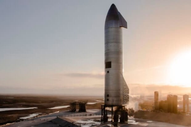 Prototyp lodi Starship SN10 úspěšně přistál, exploze se mu ale nevyhnula