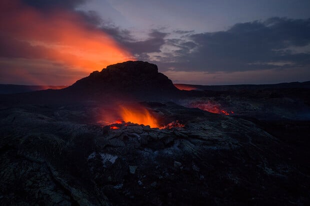 Erupce sopky na Islandu přilákala davy zvědavců