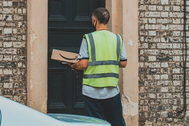 Řidiče Amazonu bude v práci sledovat umělá inteligence. Na každém kroku