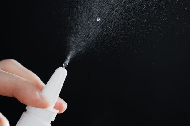 Oxford testuje vakcínu proti COVID-19 v podobě nosního spreje
