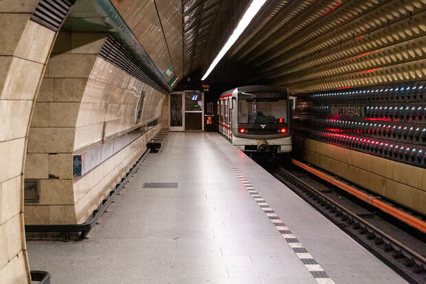 Metro na lince C projíždí stanicí Florenc, důvodem je prasklá trubka