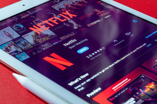 Netflix do konce roku představí levnější verze předplatného s reklamami