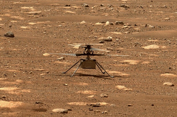 Vrtulník Ingenuity na Marsu dolétal. Místo původních 30 dní vydržel 3 roky