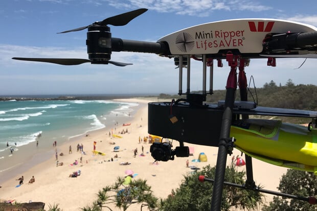 Dron zachránil v rozbouřených vodách u pobřeží Austrálie dva plavce