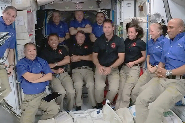 Kosmická loď se připojila k ISS! Astronauty z Crew-2 čekalo vřelé přivítání