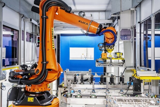 Podívejte se na chytrého manipulačního robota pracujícího ve Škoda Auto