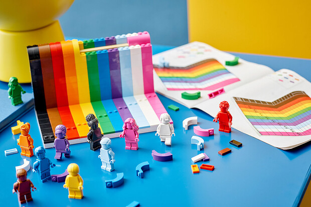 Lego vydá novou duhovou kolekci, která oslavuje hrdost LGBTQIA