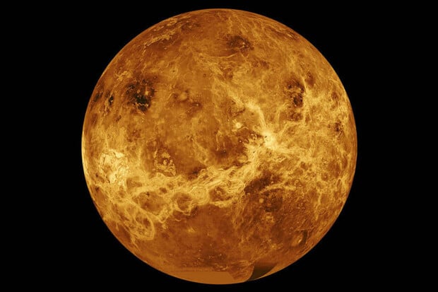 Extrémní teplo na Venuši stoupá vysoko do atmosféry a tvoří vířivé vichřice