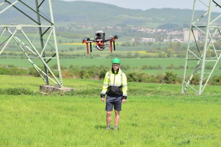 Inspekce elektrického vedení pomocí dronů