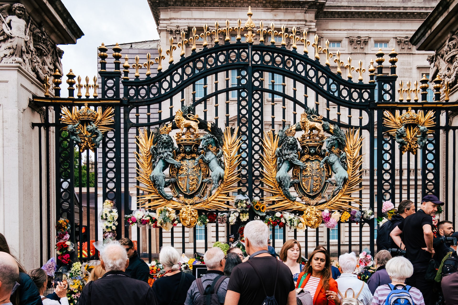 lidé před Buckinghamským palácem