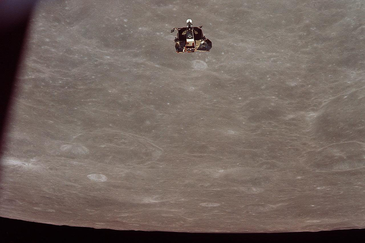 Lunární modul vyfocený z velitelského modulu