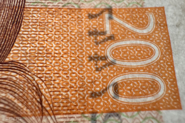 mikrotext na dvousetkorunové bankovce