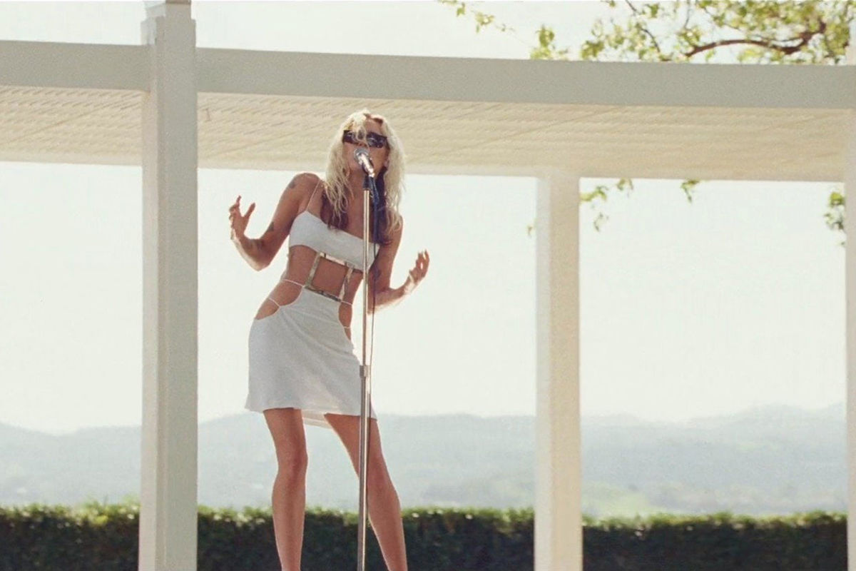 Miley Cyrus – Endless Summer Vacation (Backyard Sessions)