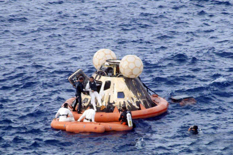 Přistání Apolla 13 do oceánu