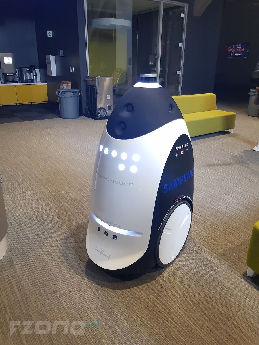 Robot Knightscope K3 v kancelářích Samsung