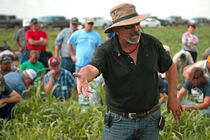 Sklonit se k zemi (Kiss the Ground)