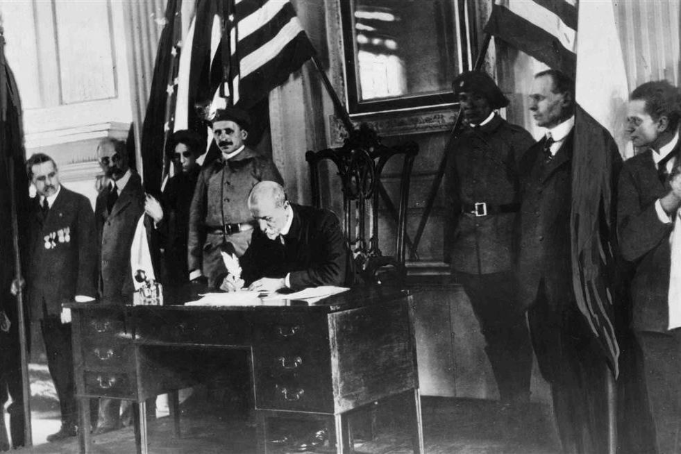 T. G. Masaryk podepisuje deklaraci