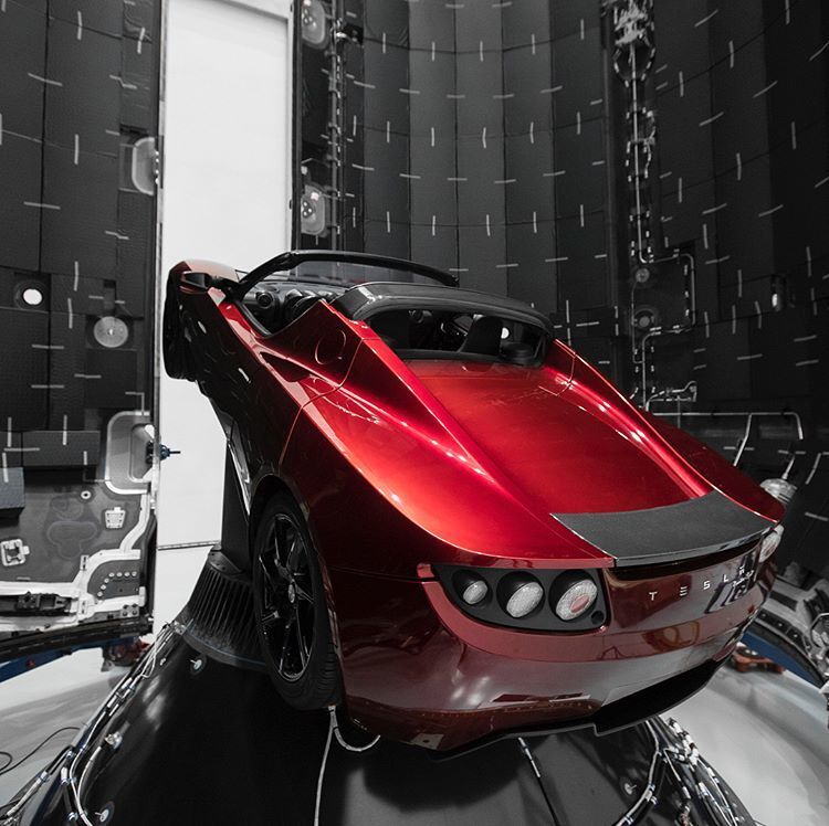 Tesla Roadster v raketě společnosti SpaceX