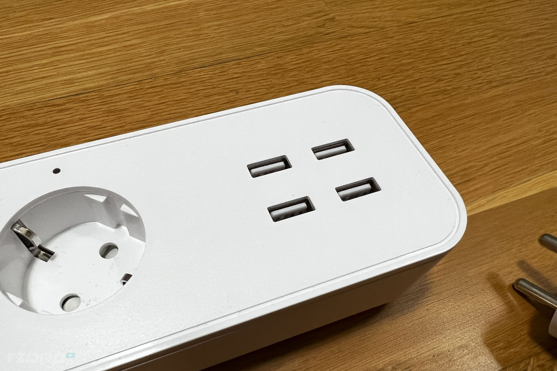 Tesla Smart Power Strip 3 + 4 USB