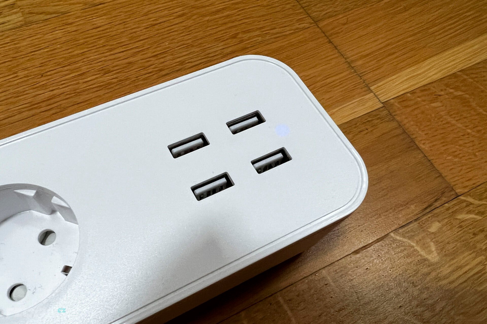 Tesla Smart Power Strip 3 + 4 USB