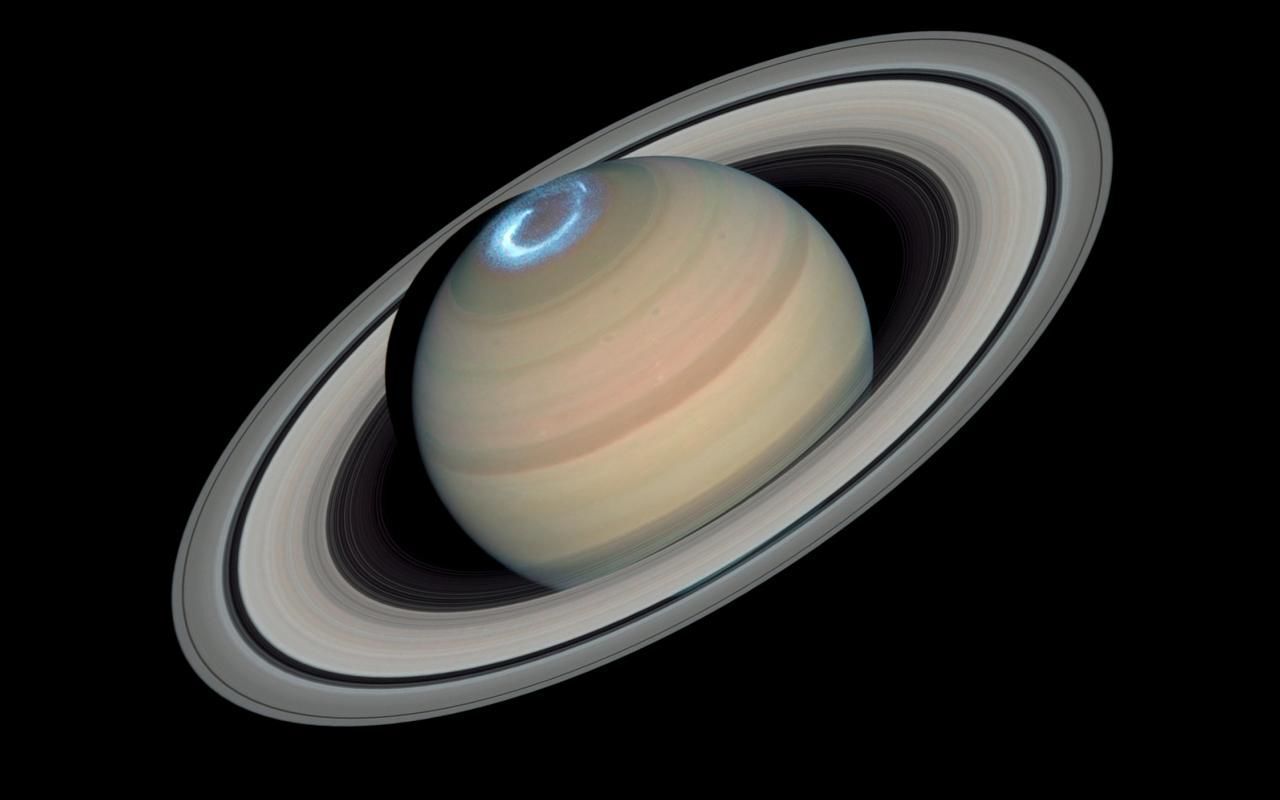 Vesmír - polární záře Saturnu