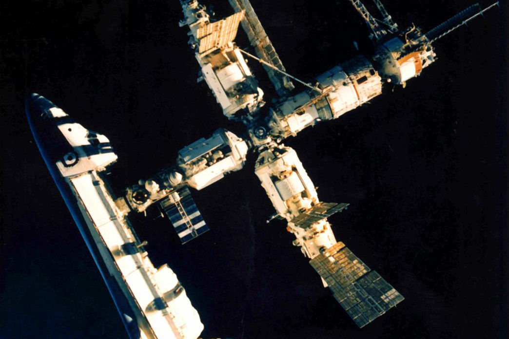 Vesmírná stanice Mir s raketoplánem NASA